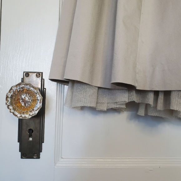 Tristan & Iseut Box-Pleated Skirt – Size 8 – Khaki - Picture 4 of 7